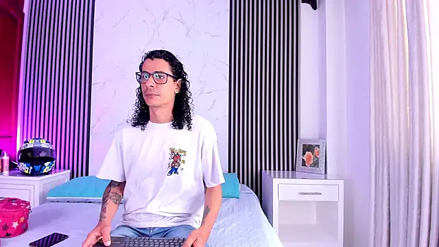 Snapshot of JackAndRosse_ chatting on 10-19-25, 01:56 JackAndRosse online show from 10-19-25, 01:56