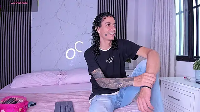 Snapshot of JackAndRosse_ chatting on 02-18-26, 01:29 JackAndRosse online show from 02-18-26, 01:29