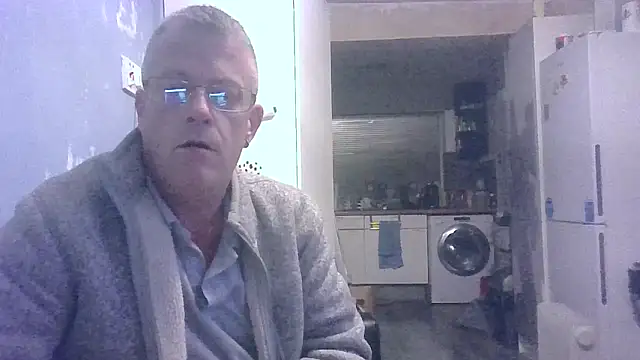 Snapshot of hefin18 chatting on 11-12-25, 11:14 hefin18 online show from 11-12-25, 11:14