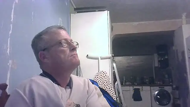 Snapshot of hefin18 chatting on 12-18-25, 11:00 hefin18 online show from 12-18-25, 11:00