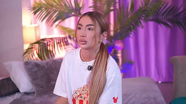 Snapshot of ZennySings chatting on 12-19-25, 12:34 ZennySings online show from 12-19-25, 12:34