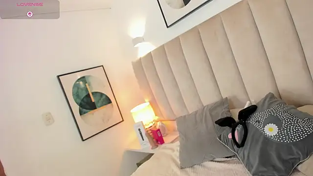 Clhoe Johnson online show from 10-17-25, 01:25