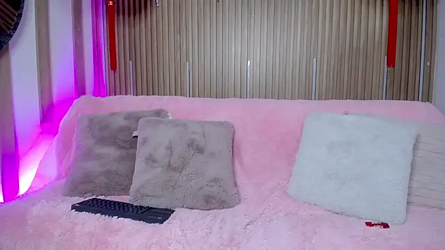 Snapshot of Bonn_Glow chatting on 03-01-26, 03:52 Bonn Glow online show from 03-01-26, 03:52