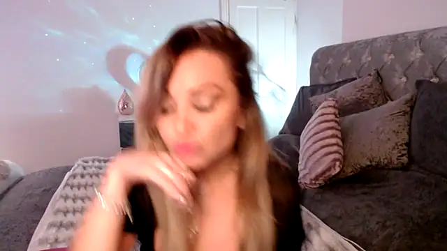 Snapshot of AngeleyesUK chatting on 10-23-25, 01:16 AngeleyesUK online show from 10-23-25, 01:16