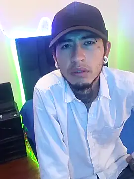 Snapshot of Tattoboy19cm chatting on 09-13-25, 02:39 Tattoboy19cm online show from 09-13-25, 02:39