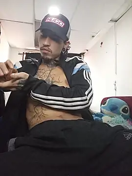 Snapshot of Tattoboy19cm chatting on 06-10-26, 08:41 Tattoboy19cm online show from 06-10-26, 08:41
