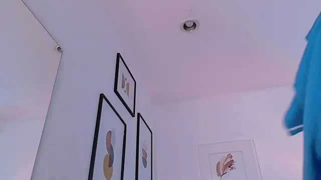 cutepetitee online show from 04-21-26, 01:42