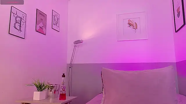 cutepetitee online show from 04-23-26, 07:38