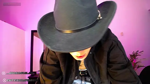 Snapshot of santiago_cutex chatting on 10-14-25, 04:24 santiago cutex online show from 10-14-25, 04:24