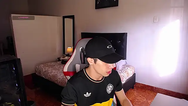 Snapshot of santiago_cutex chatting on 06-22-26, 12:13 santiago cutex online show from 06-22-26, 12:13