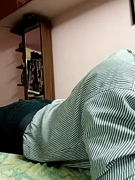 Snapshot of aarav_013 chatting on 10-17-25, 05:48 aarav 013 online show from 10-17-25, 05:48