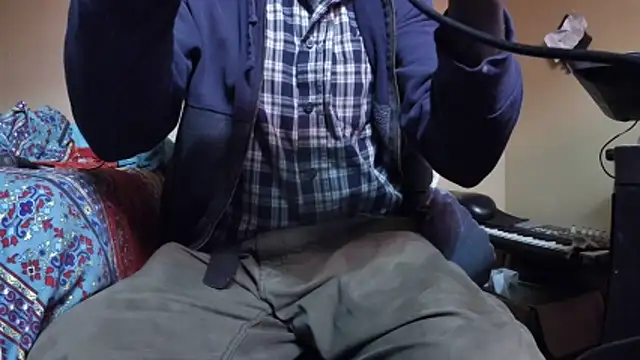 Snapshot of EYEzIAM chatting on 12-18-25, 06:52 EYEzIAM online show from 12-18-25, 06:52