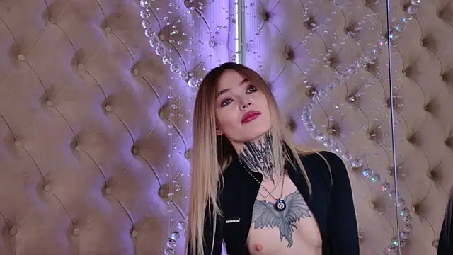 Snapshot of AriWild chatting on 11-15-25, 04:21 AriWild online show from 11-15-25, 04:21