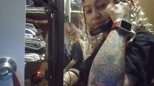 Snapshot of Flossee chatting on 01-08-26, 11:40 Flossee online show from 01-08-26, 11:40