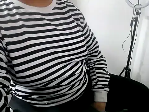 Snapshot of Roshi_Love chatting on 02-15-26, 04:47 Roshi Love online show from 02-15-26, 04:47