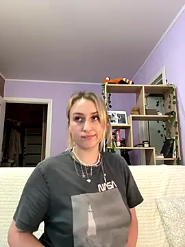 Snapshot of KassandraTress chatting on 10-27-25, 01:04 KassandraTress online show from 10-27-25, 01:04