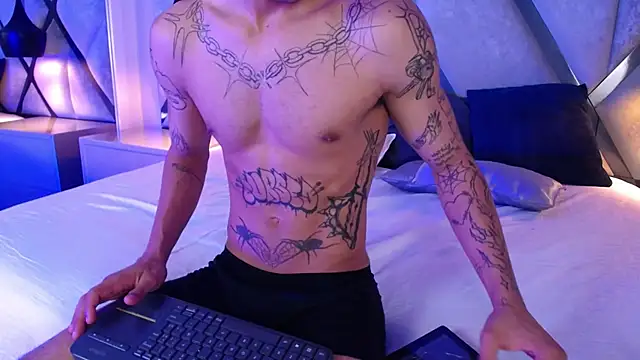Enzo Hunter online show from 10-21-25, 04:02