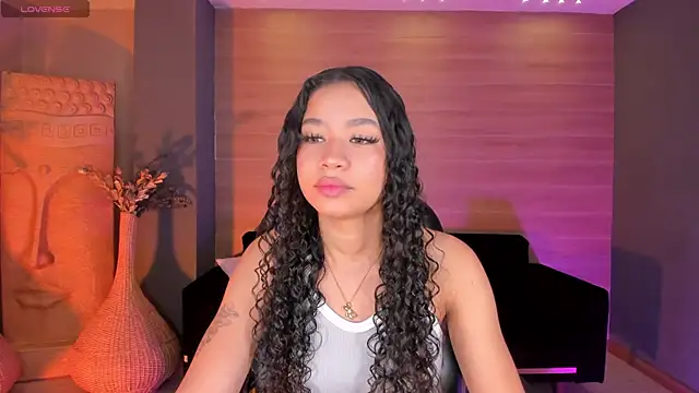 Snapshot of SophieHouston_ chatting on 10-22-25, 04:35 SophieHouston online show from 10-22-25, 04:35