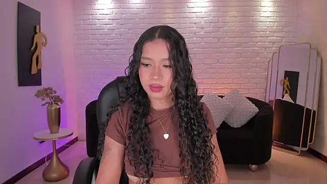 Snapshot of SophieHouston_ chatting on 12-18-25, 03:45 SophieHouston online show from 12-18-25, 03:45