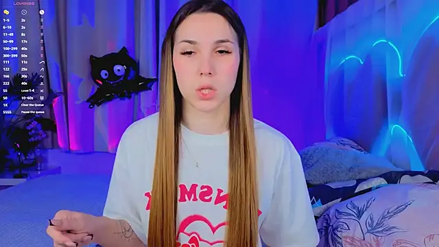 Snapshot of -CindyLou chatting on 10-23-25, 08:18 -CindyLou online show from 10-23-25, 08:18