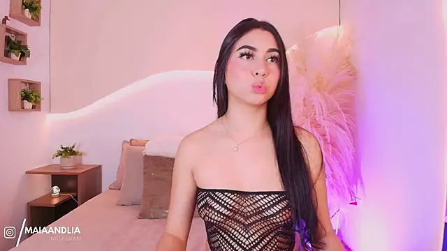 Snapshot of maia_lia_ chatting on 09-19-25, 10:10 maia lia  online show from 09-19-25, 10:10
