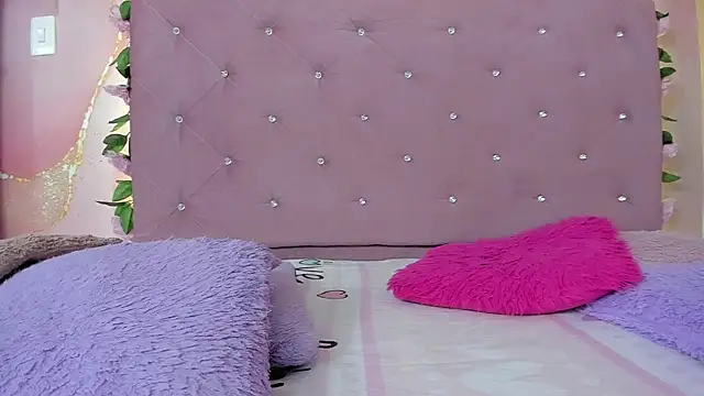 violet taylor  online show from 06-27-26, 02:16