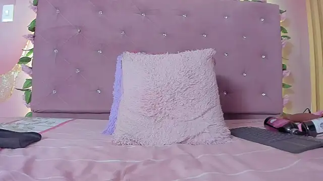 violet taylor  online show from 07-15-26, 02:28