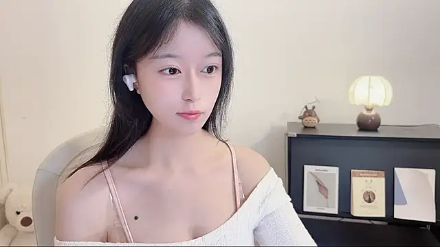 Snapshot of Onechestnut chatting on 10-11-25, 11:14 Onechestnut online show from 10-11-25, 11:14