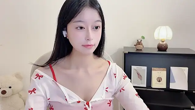 Snapshot of Onechestnut chatting on 10-15-25, 01:28 Onechestnut online show from 10-15-25, 01:28