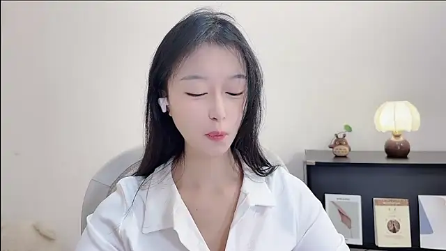 Snapshot of Onechestnut chatting on 10-17-25, 06:16 Onechestnut online show from 10-17-25, 06:16