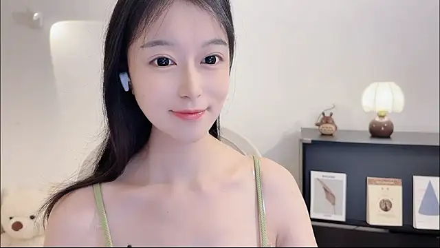 Snapshot of Onechestnut chatting on 10-26-25, 12:33 Onechestnut online show from 10-26-25, 12:33