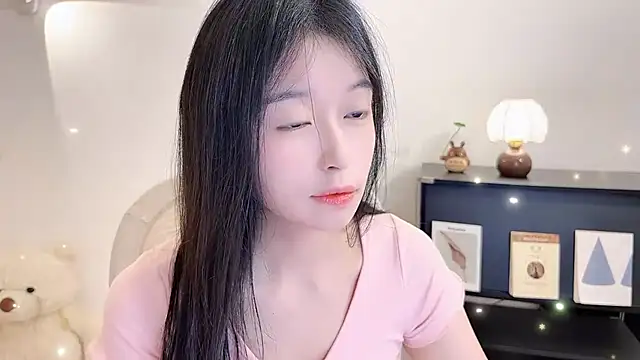 Snapshot of Onechestnut chatting on 11-12-25, 10:48 Onechestnut online show from 11-12-25, 10:48