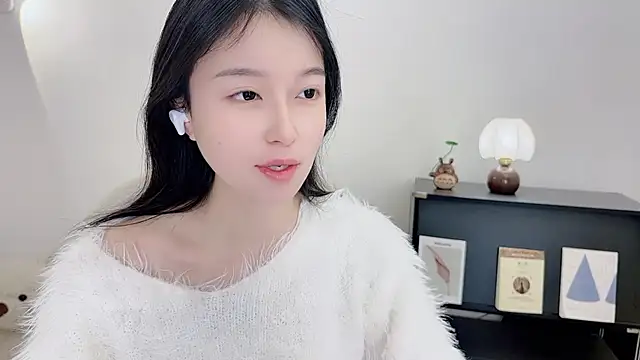 Snapshot of Onechestnut chatting on 12-05-25, 06:00 Onechestnut online show from 12-05-25, 06:00