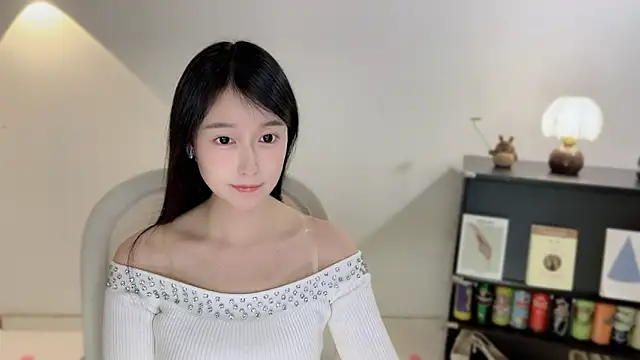 Snapshot of Onechestnut chatting on 12-17-25, 11:38 Onechestnut online show from 12-17-25, 11:38