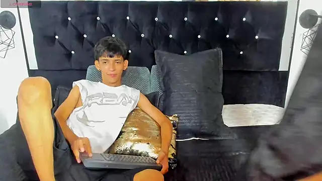 Snapshot of Sebas_cat chatting on 10-03-25, 02:41 Sebas cat online show from 10-03-25, 02:41