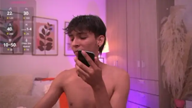 Snapshot of Sebas_cat chatting on 12-18-25, 01:44 Sebas cat online show from 12-18-25, 01:44