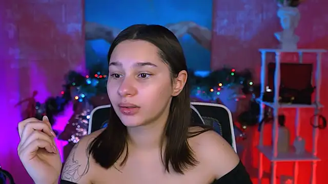 Snapshot of KimClarks_ chatting on 12-17-25, 12:33 KimClarks online show from 12-17-25, 12:33