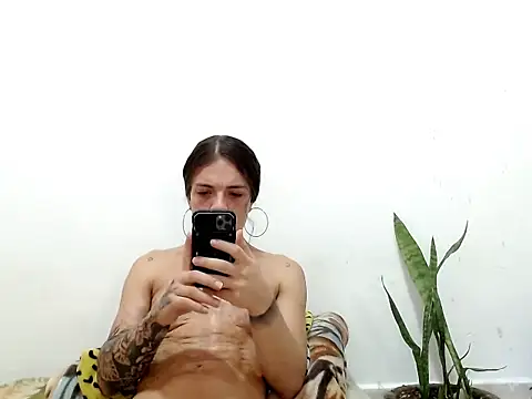 Snapshot of saara_johnson496 chatting on 10-22-25, 12:05 saara johnson496 online show from 10-22-25, 12:05