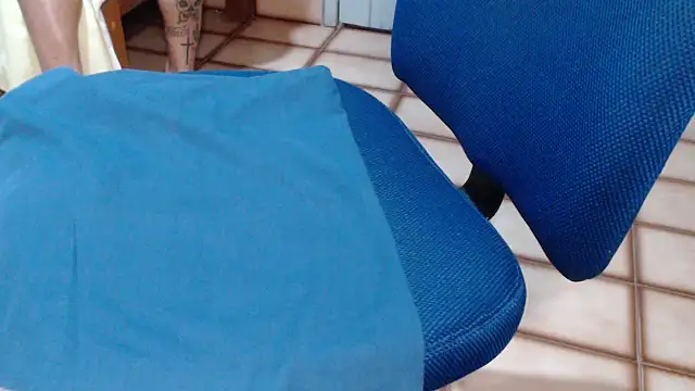 Snapshot of Stronggsexy chatting on 12-17-25, 10:27 Stronggsexy online show from 12-17-25, 10:27