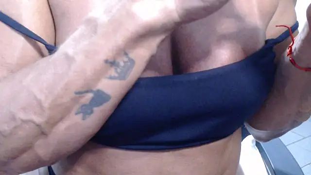 Snapshot of Stronggsexy chatting on 02-02-26, 01:37 Stronggsexy online show from 02-02-26, 01:37