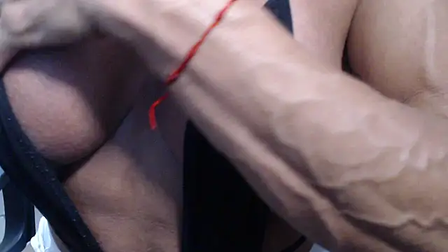 Snapshot of Stronggsexy chatting on 02-03-26, 01:15 Stronggsexy online show from 02-03-26, 01:15