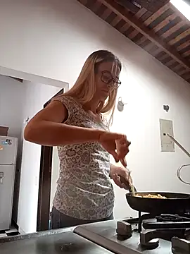 Mariam Arango online show from 10-27-25, 03:16