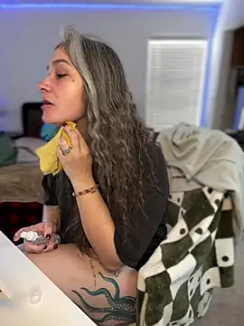 Alix Valentine online show from 04-26-26, 05:43