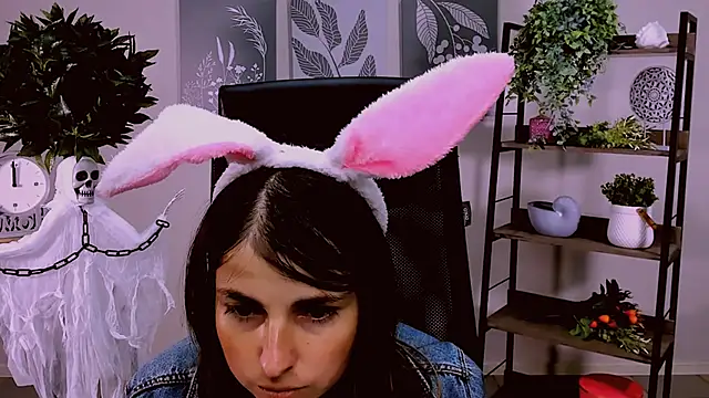 Snapshot of MartaEdams chatting on 10-28-25, 06:17 MartaEdams online show from 10-28-25, 06:17