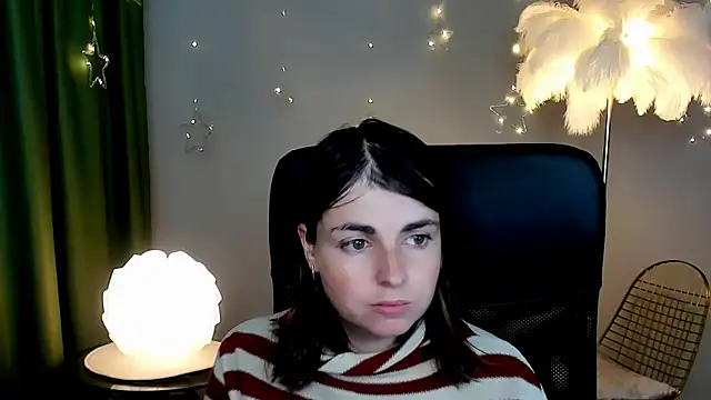 Snapshot of MartaEdams chatting on 12-17-25, 06:19 MartaEdams online show from 12-17-25, 06:19