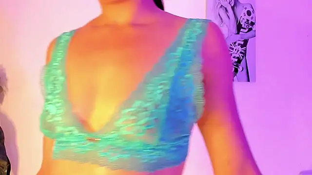 Snapshot of SamayRyann chatting on 10-05-25, 01:09 SamayRyann online show from 10-05-25, 01:09