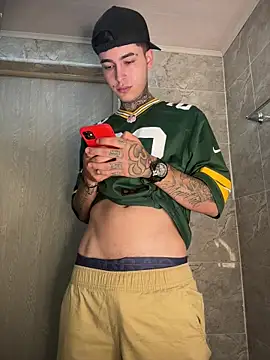 Snapshot of samm4044 chatting on 12-14-25, 12:27 samm4044 online show from 12-14-25, 12:27