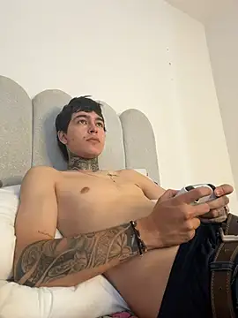 Snapshot of samm4044 chatting on 03-27-26, 05:01 samm4044 online show from 03-27-26, 05:01