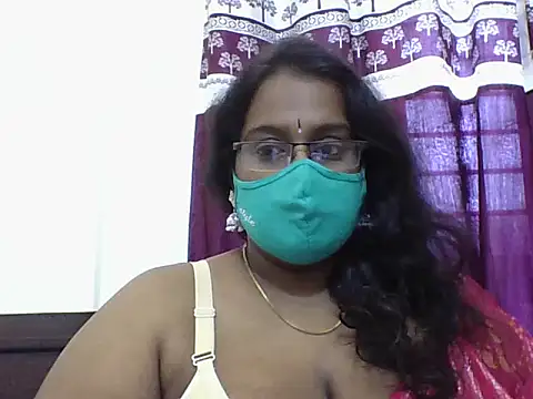 Snapshot of Reena-gowda chatting on 09-14-25, 02:33 Reena-gowda online show from 09-14-25, 02:33