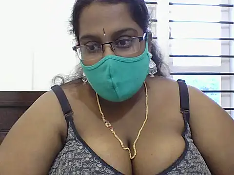 Snapshot of Reena-gowda chatting on 09-25-25, 02:37 Reena-gowda online show from 09-25-25, 02:37